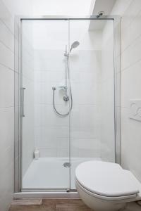 bagno con doccia in vetro e servizi igienici di AP Appartamenti Urbik a Bologna