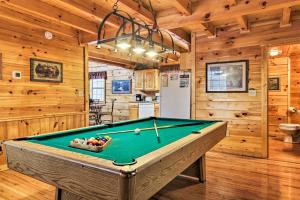 Gatlinburg Mountainside Escape with Outdoor Hot Tub!