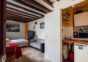 a room with a kitchen and a living room at Appartement Mouffetard in Paris