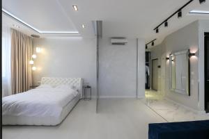 Tempat tidur dalam kamar di White Tiger Apartment in Smart Plaza