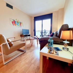 een woonkamer met een bank en een tafel bij Deltebre Apartamentos in Deltebre