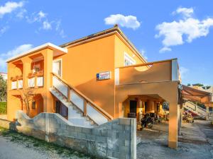 Fotografie z fotogalerie ubytování Delightful Apartment in Vir with Garden v destinaci Vir