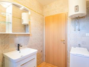 Fotografie z fotogalerie ubytování Delightful Apartment in Vir with Garden v destinaci Vir