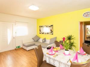 Fotografie z fotogalerie ubytování Delightful Apartment in Vir with Garden v destinaci Vir