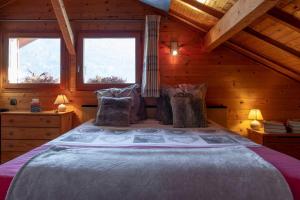 a bedroom with a large bed in a cabin at Chalet Dreamtime in Les Villards-sur-Thônes