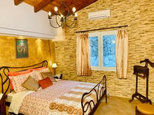 Postel nebo postele na pokoji v ubytování Ermones Amber Villa + 37 fotografií