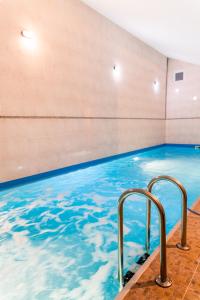 Bazén v ubytování Hotel Cider&Squash, Grncarska 8, Prnjavor nebo v jeho okolí