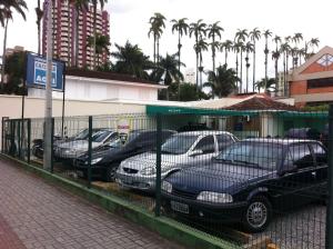 a group of cars parked next to a parking lot at Casa edícula no centro com Smart TV in Joinville