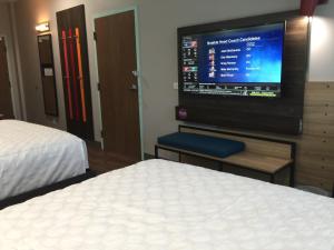 TV a/nebo společenská místnost v ubytování Tru By Hilton Katy Houston West, Tx