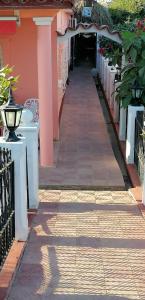 a walkway leading to a house with pink walls at El Campesino Yuri y Nino in Viñales