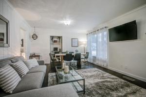 Televisyen dan/atau pusat hiburan di North Bend Downtown Cottage