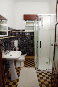 uma casa de banho com um WC, um lavatório e um chuveiro em Casa D'Avó Mila em Góis