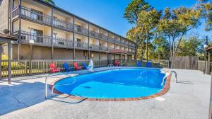 a swimming pool in front of a building at Motel 6-Hot Springs, AR in Hot Springs