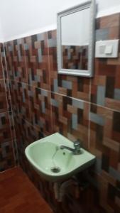 Bathroom sa Alona Native Hostel