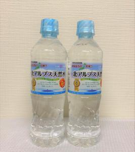 Hotel Venus Neo في ناغويا: زجاجتان من الماء يجلسون بجوار بعضهما