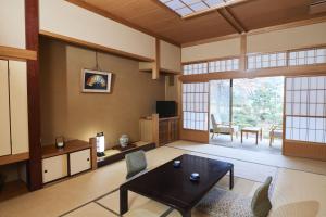 O zonă de relaxare la Takamiya Ryokan Sagiya Sansorai