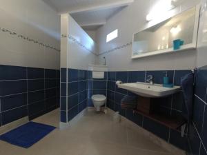 Vonios kambarys apgyvendinimo įstaigoje Infiniti Blue