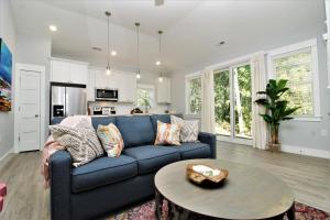 un soggiorno con divano blu e tavolo di Beacon Quarters by KEES Vacations a Corolla