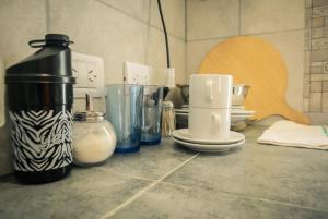 un piano di lavoro con macchinetta del caffè e altri elettrodomestici di Lares del Cerro a Sierra de la Ventana
