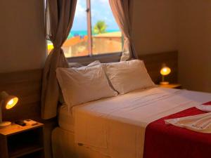 1 dormitorio con 1 cama y vistas a la playa en Pousada Paraíso Maragogi, en Maragogi
