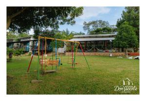 Zona de juegos infantil en Hacienda Don Vicente Bungalows-Tarapoto