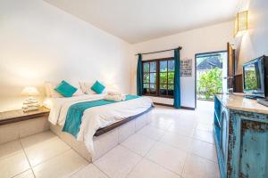 Ein Bett oder Betten in einem Zimmer der Unterkunft Tír na nÓg Beachfront Resort