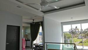 Il comprend un salon doté d'un ventilateur de plafond et d'une fenêtre. dans l'établissement Villa DSelasih Homestay @UMT UNISZA, à Kuala Terengganu