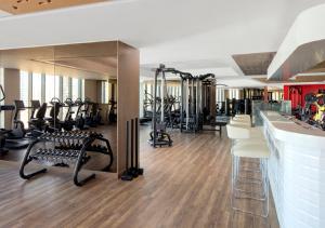 Paramount Hotel Dubai的健身中心和/或健身设施