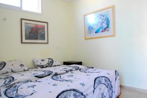 1 dormitorio con 1 cama y 2 cuadros en la pared en NEVE ZOHAR DEAD SEA, en Neve Zohar