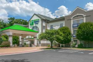 una representación de un hotel con techo verde en Holiday Inn Express Mount Arlington, an IHG Hotel, en Mount Arlington