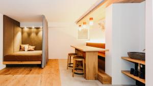 Habitación con cama y escritorio con lavabo. en Appartements Sonnenschein, en Rio Bianco