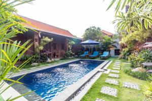 a swimming pool in the backyard of a house at Pondok Juli Canggu in Canggu