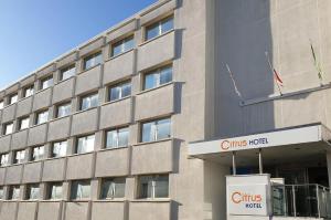un edificio con un cartel de hotel Chris delante de él en Citrus Hotel Cheltenham by Compass Hospitality, en Cheltenham