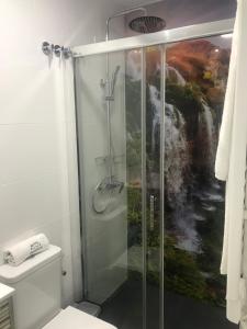 Et badeværelse på Viana Rooms Córdoba + 11 billeder