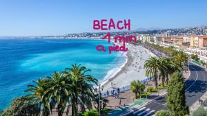 uma vista para uma praia com palmeiras e para o oceano em STUDIO VIEILLE VILLE em Nice