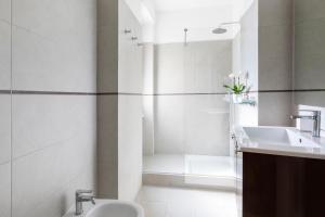 łazienka z umywalką i wanną w obiekcie ROMAC San Saba 5-Bedroom and Terrace near Ostiense w Rzymie +36 zdjęć