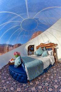 Giường trong phòng chung tại Wadi Rum Night Luxury Camp