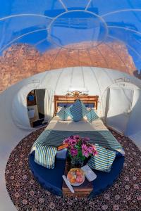 Giường trong phòng chung tại Wadi Rum Night Luxury Camp