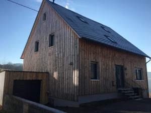 eine große Holzscheune mit Garage in der Unterkunft Ferienwohnung EIRA in Bonerath