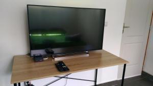 TV i/ili multimedijalni sistem u objektu Jambolana Studio