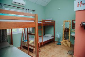 Yellow Farm homestay tesisinde bir ranza yatağı veya ranza yatakları