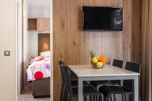 A television and/or entertainment centre at Premium Camping Homes Santa Marina, Lanterna