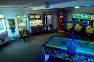 un grupo de juegos de arcade en una habitación en Hotel Pejsegaarden, en Brædstrup