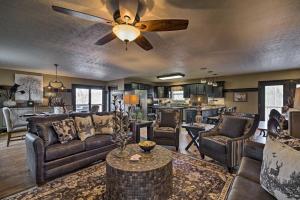 uma sala de estar com um sofá e uma ventoinha de tecto em Rebel Retreat cabin em Pigeon Forge