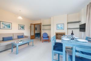 Μια τηλεόραση ή/και κέντρο ψυχαγωγίας στο ORO DEL MAR IV Apartamento O2