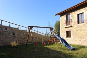 Herní místnost nebo prostor pro děti v ubytování CABAÑA DE LA ABUELA DE SELAYA