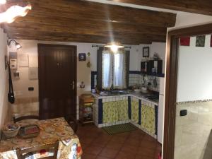 cocina con fregadero y mesa en una habitación en Apartment Bellomia, en Palermo