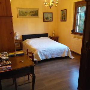 RanspachにあるB&B Ma Maison Hautes Vosgesのベッドルーム(ベッド1台、テーブル付)