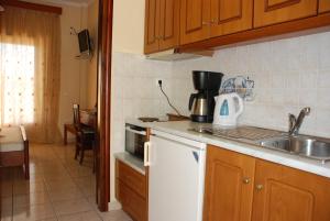 - une cuisine avec un évier et un comptoir dans l'établissement Corfu Studios Stavroula - San George Apartments, à Agios Georgios Pagon