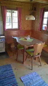 y cocina con mesa de comedor y sillas. en Ferienhütte Ortnerkasa, en Heiligenblut